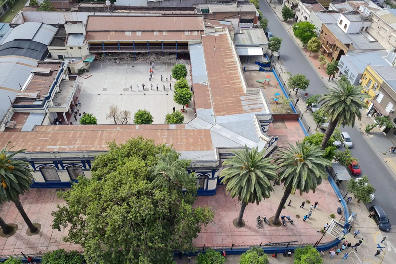 OTRA VISTA. La escuela José Mármol desde las alturas durante las PASO.