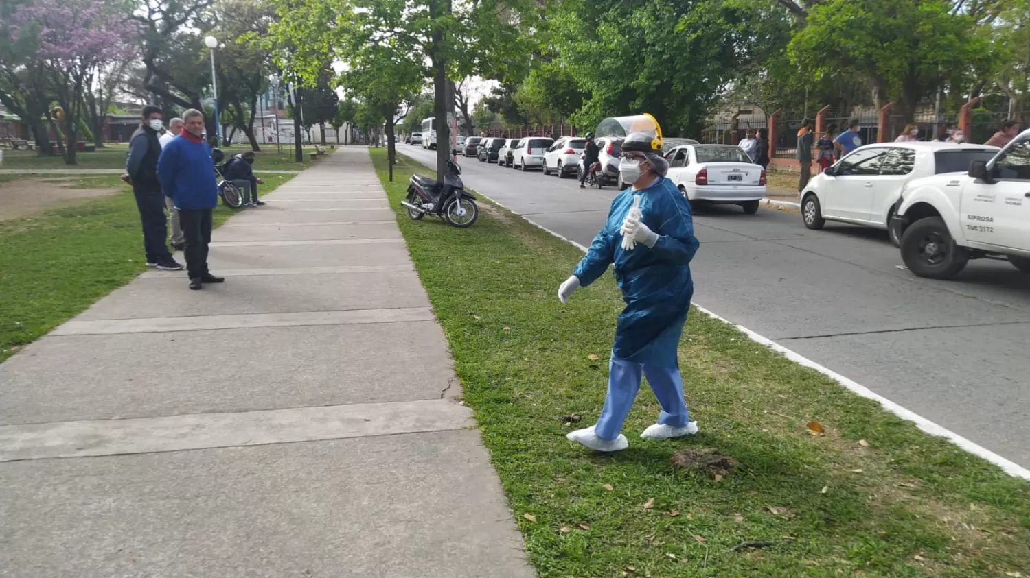 CONTROL. Una agente sanitario recorre la zona de votación.