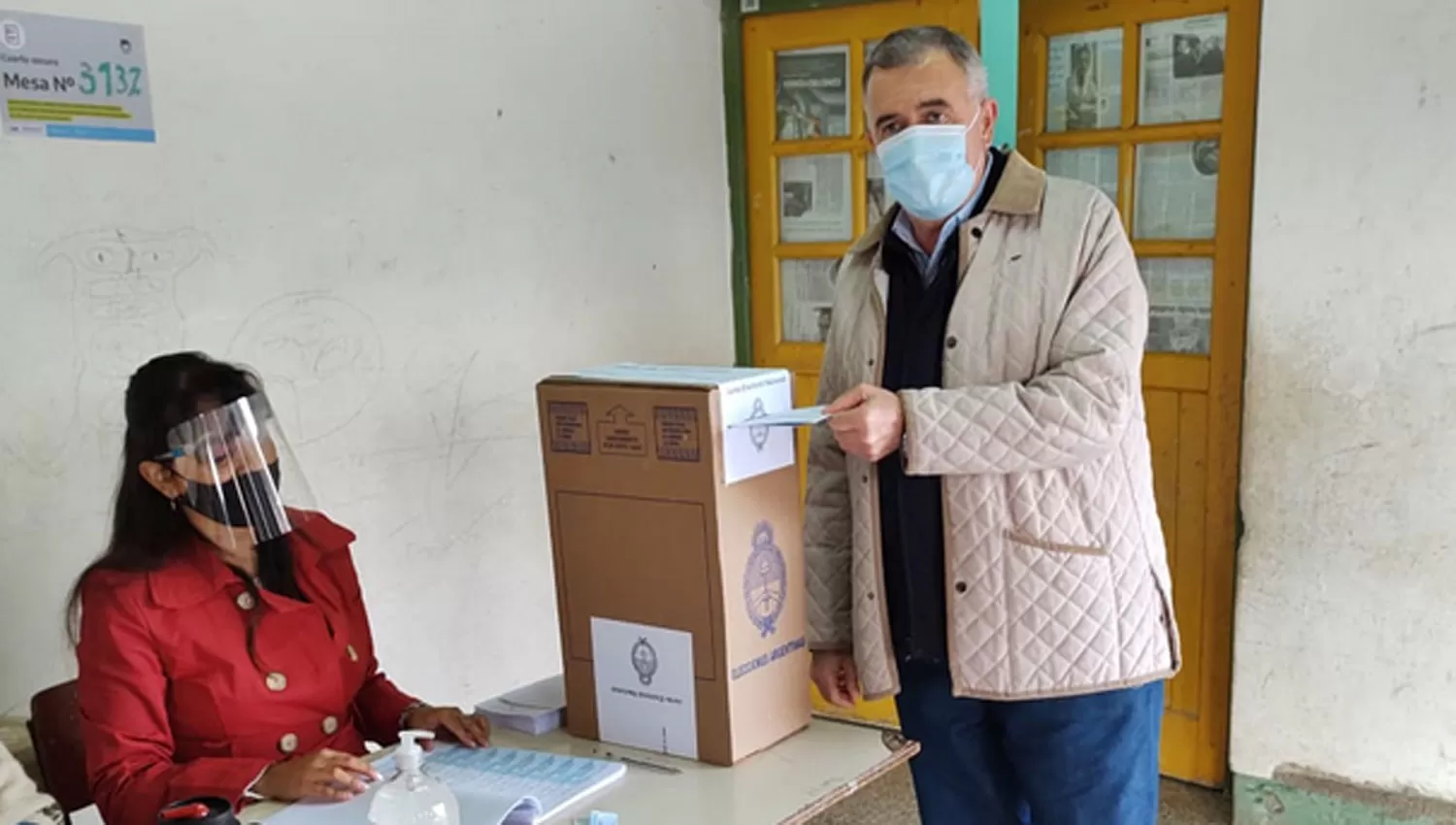 EN TRANCAS. El vicegobernador Osvaldo Jaldo votó en la escuela en la que completó la secundaria.