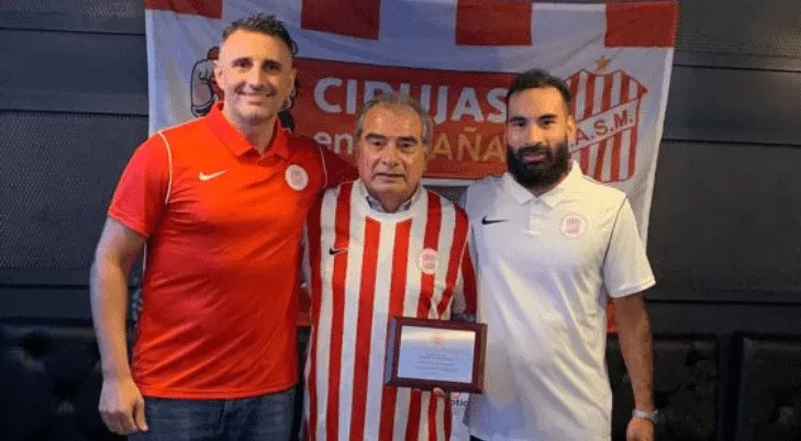 HOMENAJE. El presidente Boada Cesca y el “vice” López de la filial “Cirujas en España”, distinguieron al “Eterno”. 