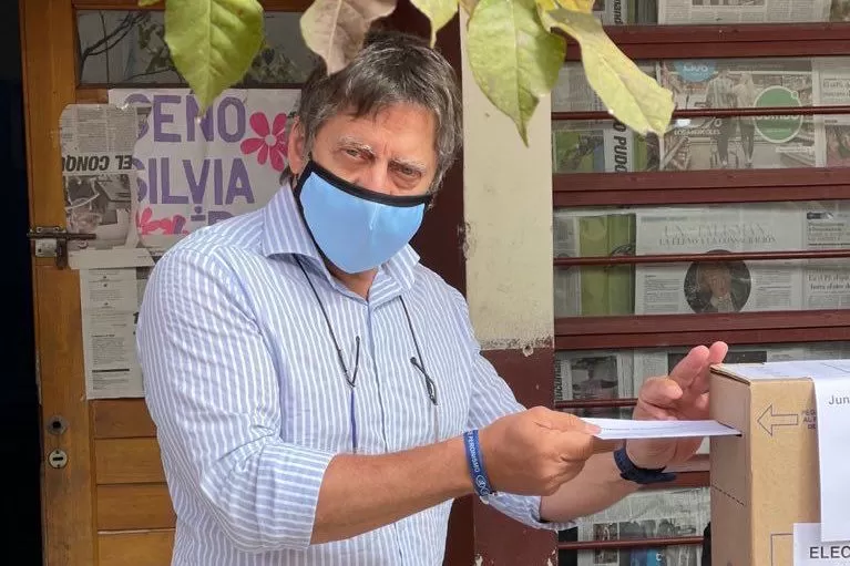 ELECCIONES. El legislador y líder de Fuerza Republica, Ricardo Bussi, emitió su voto en la Escuela Ciudadela.