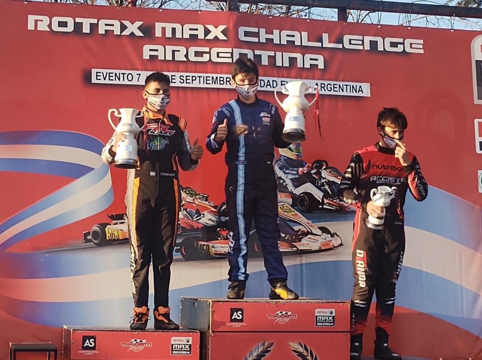 ORIGINAL. En la premiación, los pilotos recibieron una original copa como recuerdo de su buen desempeño en la fecha siete. 