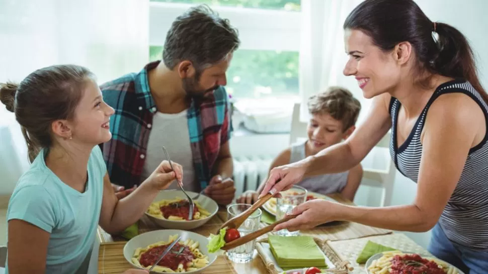 TIEMPO DE CALIDAD. Buscar momentos cotidianos entre padres e hijos es relevante para construir el diálogo. 