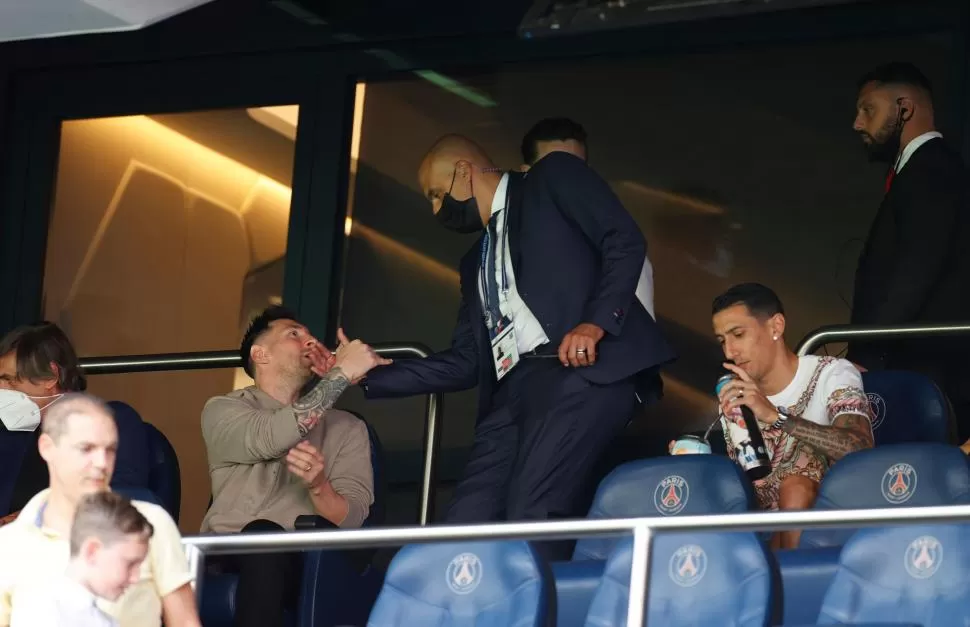 EN LA PLATEA. Lionel Messi siguió la goleada de PSG tomando mates junto con su compañero Ángel Di María. 