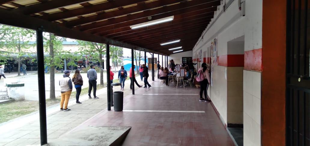 SAN JOSE. La escuela estatal Justiniano Frías Silva, donde más aglomeraciones hubo. LA GACETA
