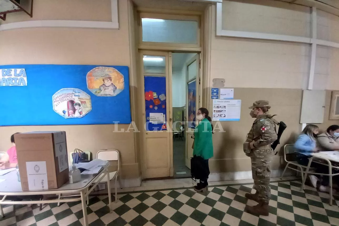 CUARTO OSCURO. Los tucumanos acudieron masivamente a las urnas durante las PASO.