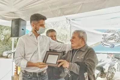 Un as del motociclismo tucumano recibió un merecido homenaje