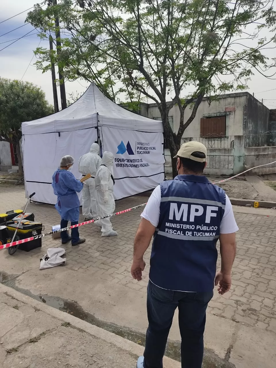 EN PLENA TAREA. Los pesquisas analizan la escena del crimen. 