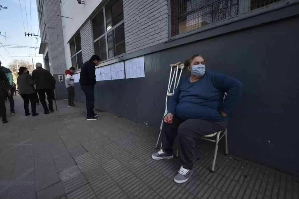 ESPERANDO EL TURNO. La accesibilidad sigue siendo una materia pendiente en el momento del sufragio. FOTOS DE OSVALDO RIPOLL