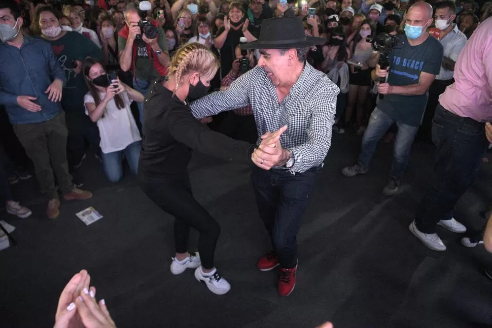 EUFORIA. Alfaro celebró bailando guaracha con una seguidora. 