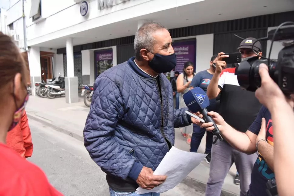 MANIFESTANTES EN LA MUTUALIDAD. El puntero Fernando Jesús Osores reclama el pago del dinero prometido.  