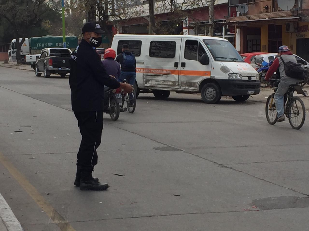 Un taxi y una combi chocaron en la intersección de avenidas Roca y Colón