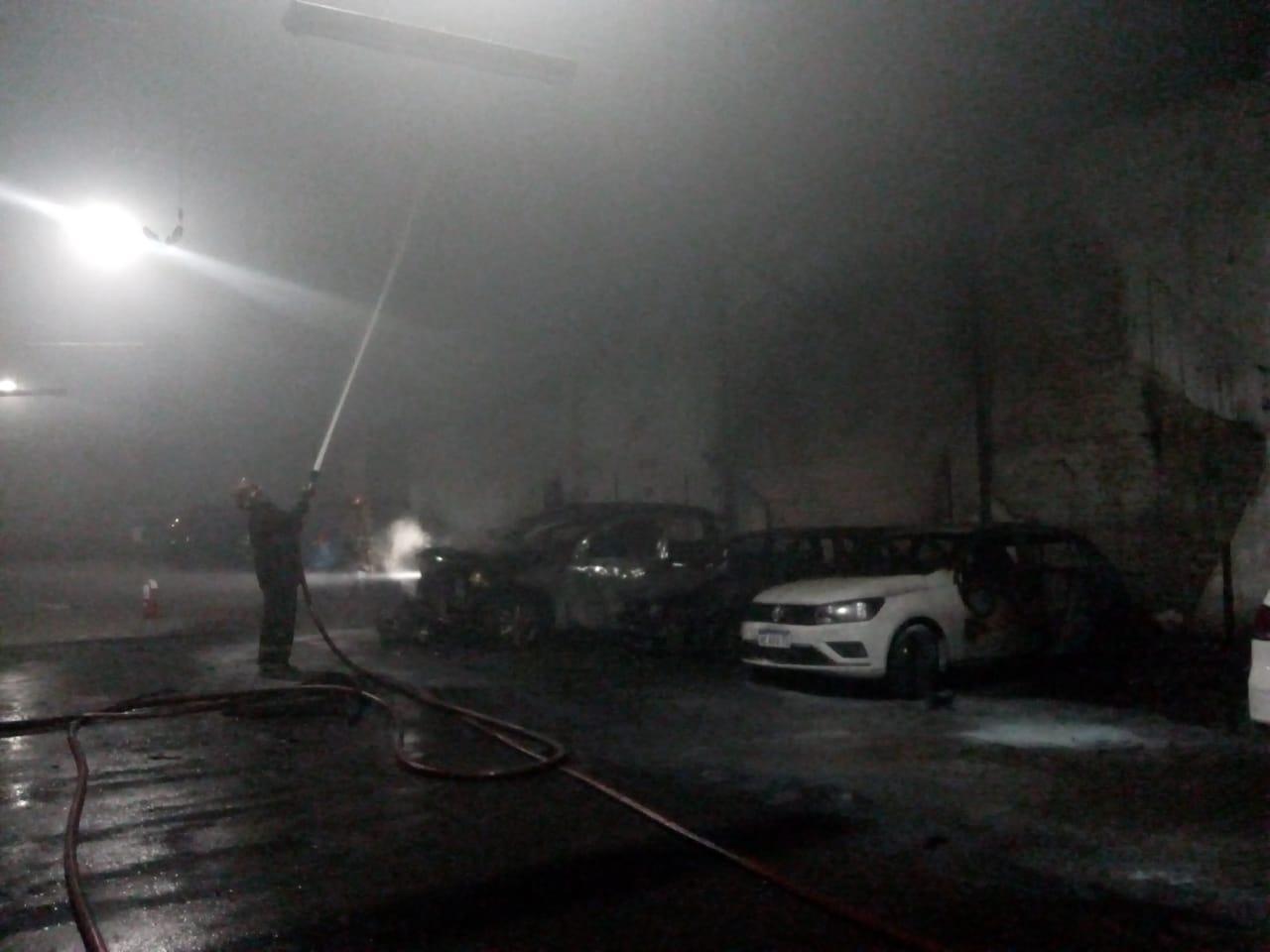 Un voraz incendio dañó varios vehículos en una guardería de Muñecas al 400