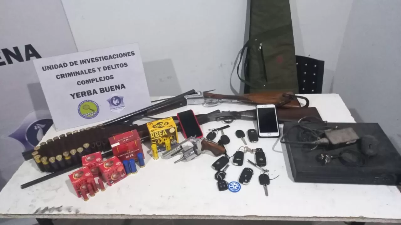 LOS SECUESTROS. Las armas y las demás evidencias encontradas por la Policía.