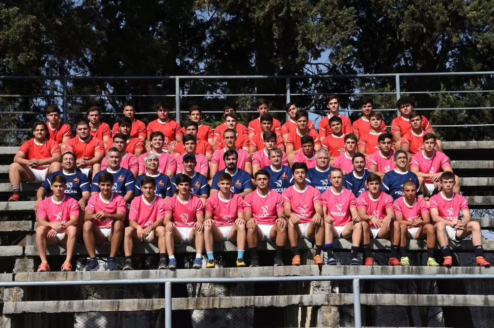 HAY EQUIPO. El plantel junto a los entrenadores y miembros del staff posaron en la tribuna de Universitario, donde ayer tuvieron sesión de práctica. Actualmente, son 42 jugadores, aunque falta el último corte.  