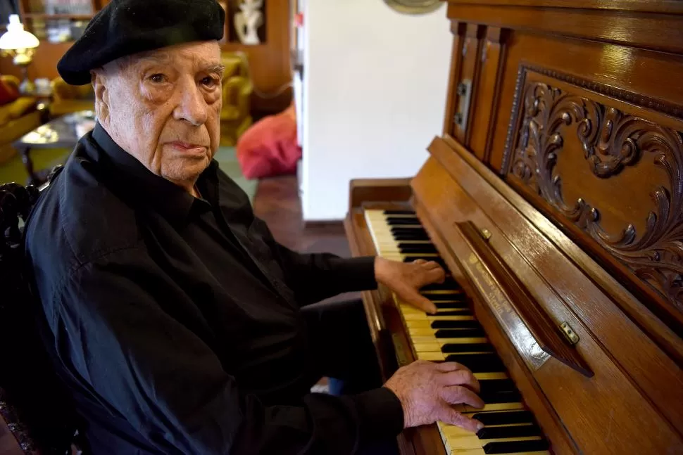 INSEPARABLES. El Pato Gentilini y su piano son artífices de creaciones memorables del tango y del folclore, que serán recreados hoy en su tributo. LA GACETA / FOTO DE JOSé NUNO