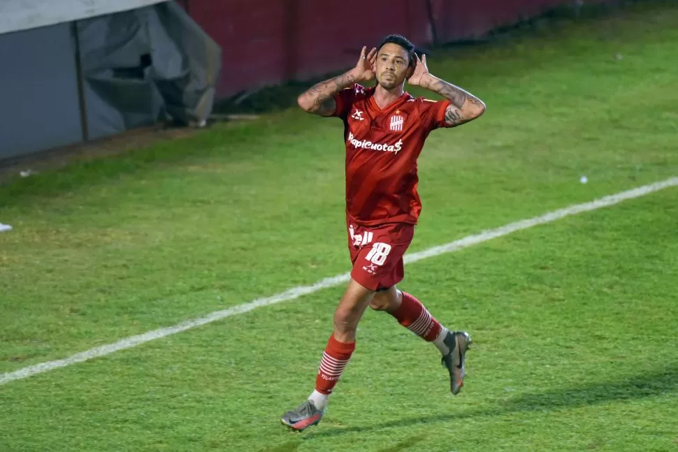 AHORA VA POR MÁS. Contra Nueva Chicago (su ex club) Daniel González se sacó la mufa y festejó un gol. El delantero quiere ser pieza clave en el tramo final del torneo. LA GACETA / FOTO DE DIEGO ÁRAOZ