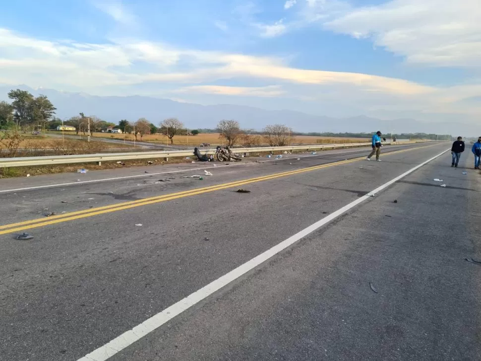 INCONSCIENCIA. Al menos 30 personas habrían convertido el puente de una ruta en una pista bailable cuando un vehículo se llevó puesto a varios.  