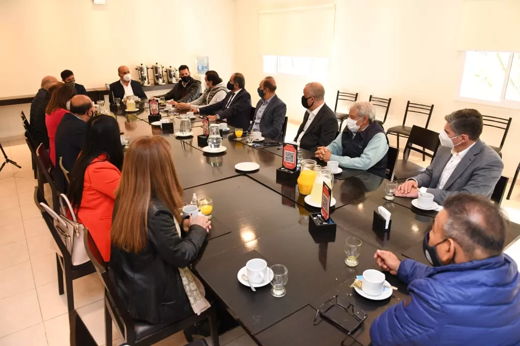 EN TAFÍ VIEJO. Manzur encabezó la reunión con los legisladores del bloque Lealtad Peronista. Foto: Comunicación Pública