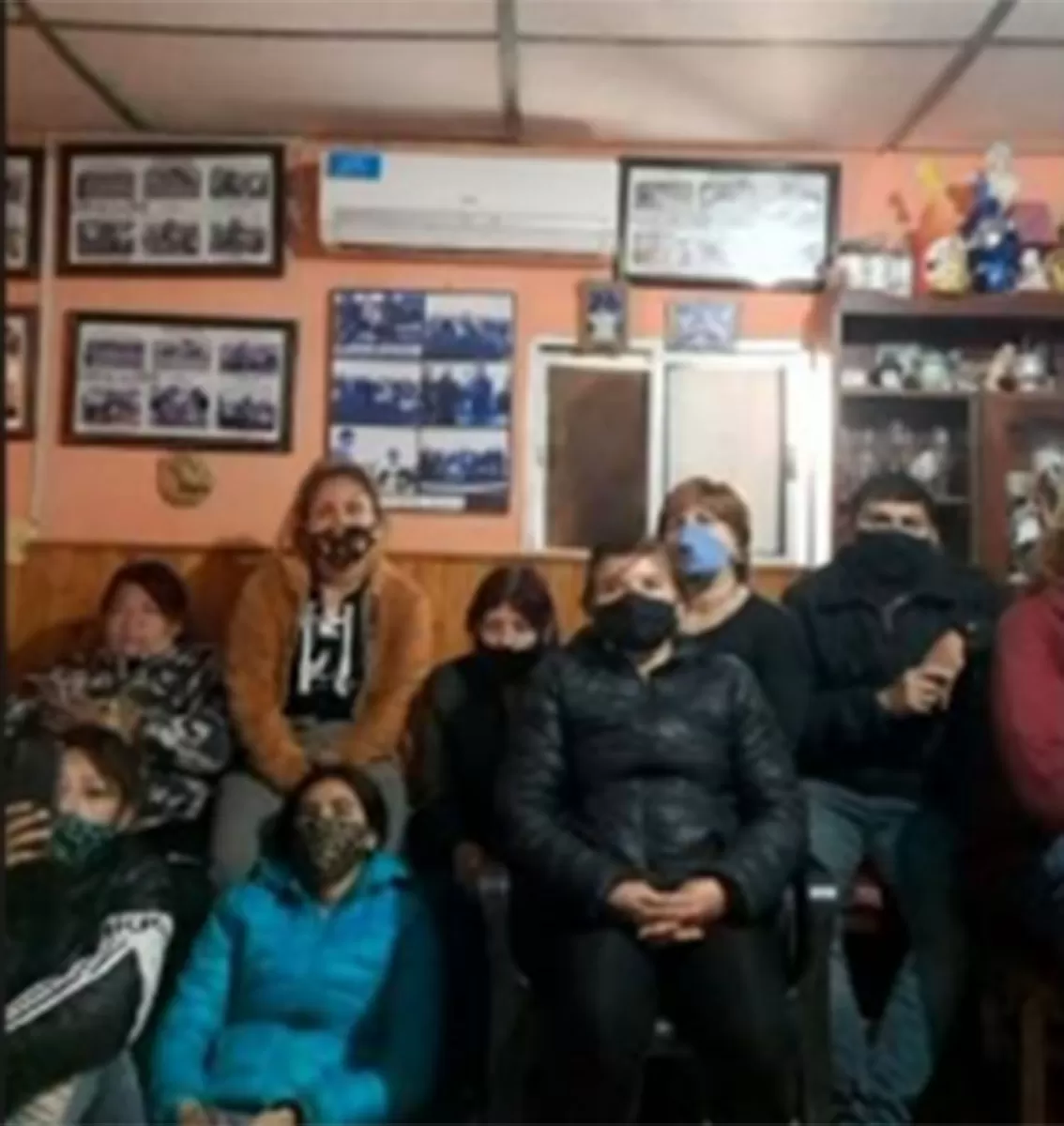 CONCENTRADOS. Los familiares de la víctima siguieron la audiencia.