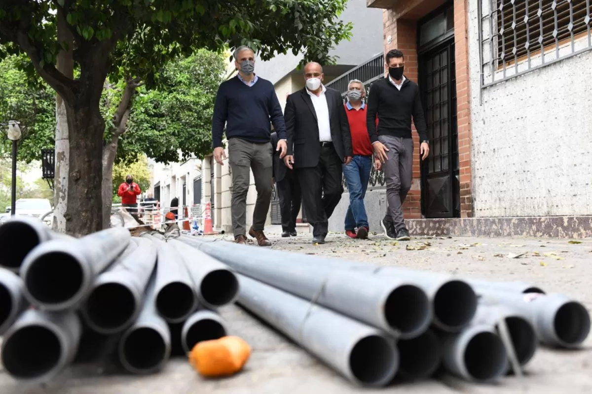 POR LA ZONA NORTE. El gobernador observó ayer los trabajos que se realizan para instalar cañerías de agua potable.