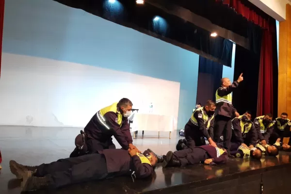 Más de 120 policías se capacitan en la prevención e intervención de incendios