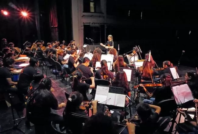 CUMPLEAÑOS EN EL ESCENARIO. Bienvenida la música que hace Rony López junto a 50 niños y jóvenes.   