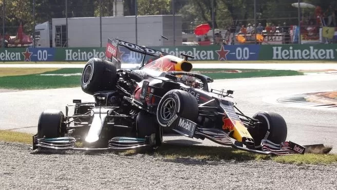 IMPACTANTE. La seguridad de su monoplaza salvó a Hamilton cuando el de Verstappen se le subió encima.  