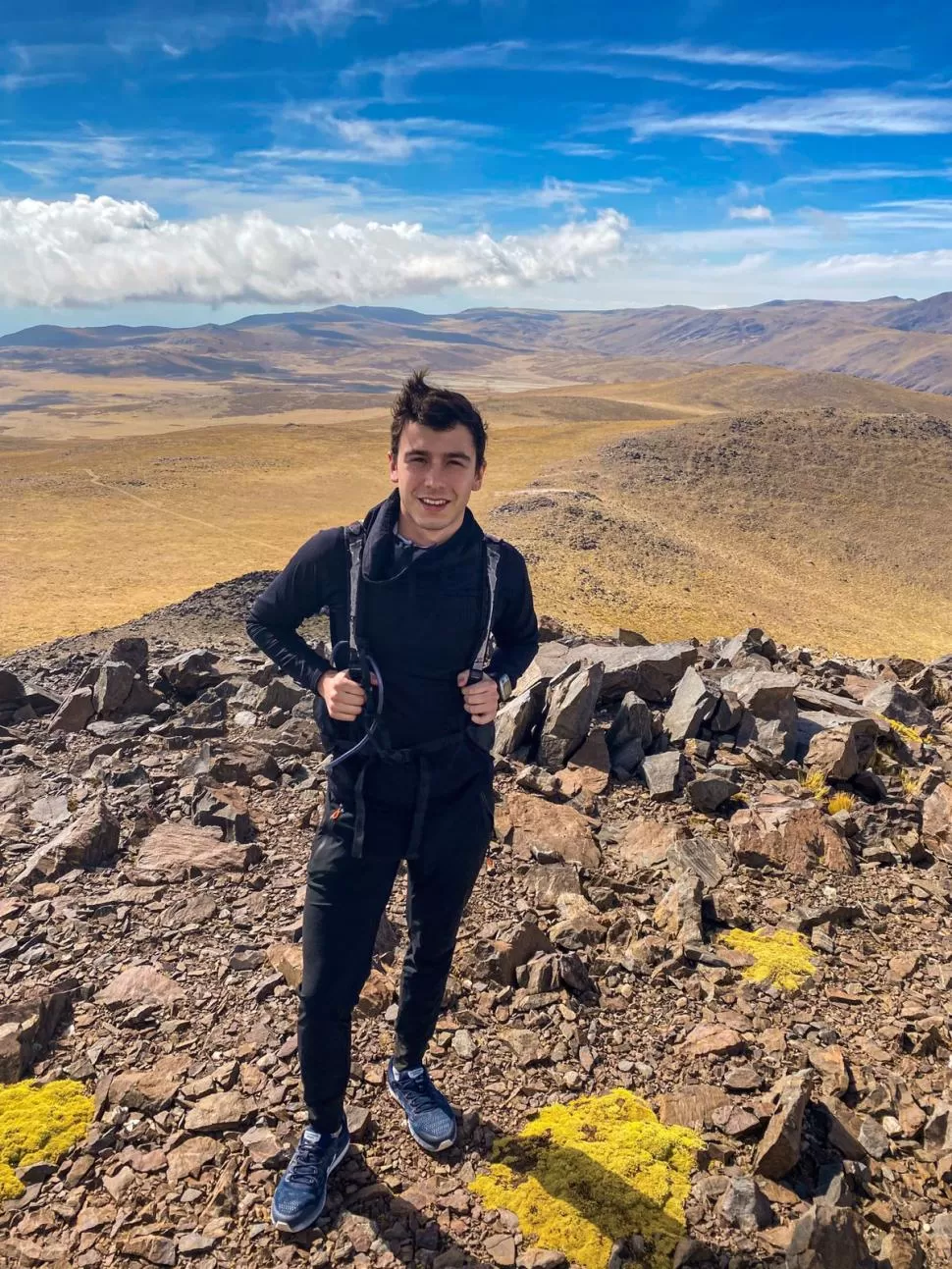 DESTINOS. Nicolás visitando el cerro El Negrito en Tafí del Valle. 