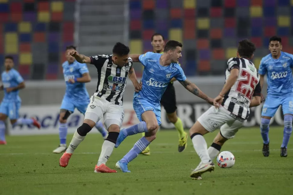 RODEADO. Carrera trata de deshacerse de la férrea marca para tratar de avanzar. 