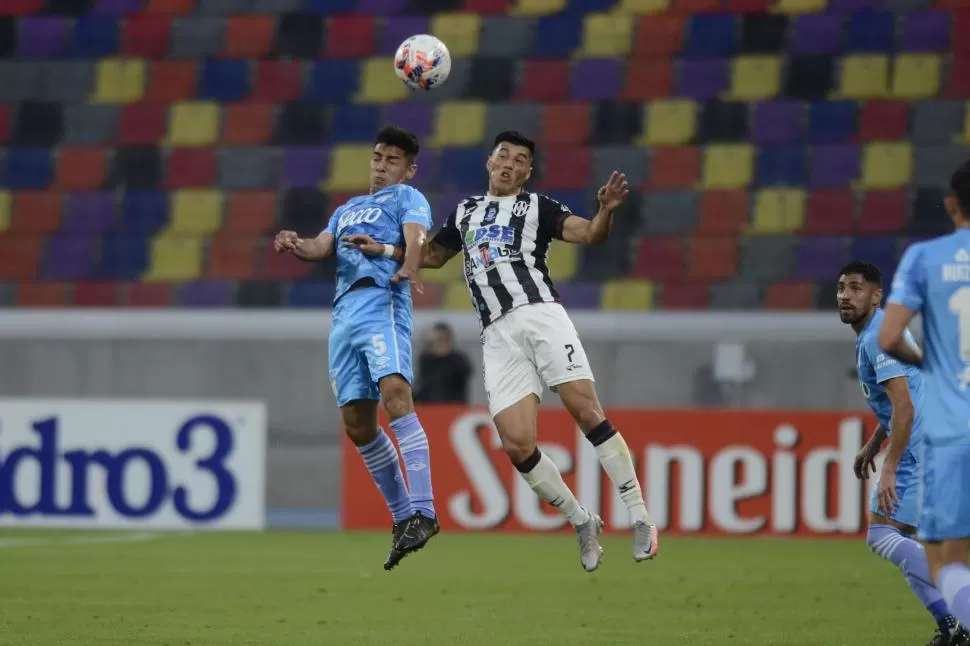 CON LA CAMISETA DE ATLÉTICO. Bustos debutó con el Decano en la máxima categoría. 