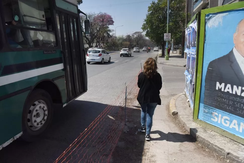 EN RIESGO. Los vecinos afirman que la obra está mal señalizada y peor resguardada, lo que la hace riesgo para peatones y automovilistas. 