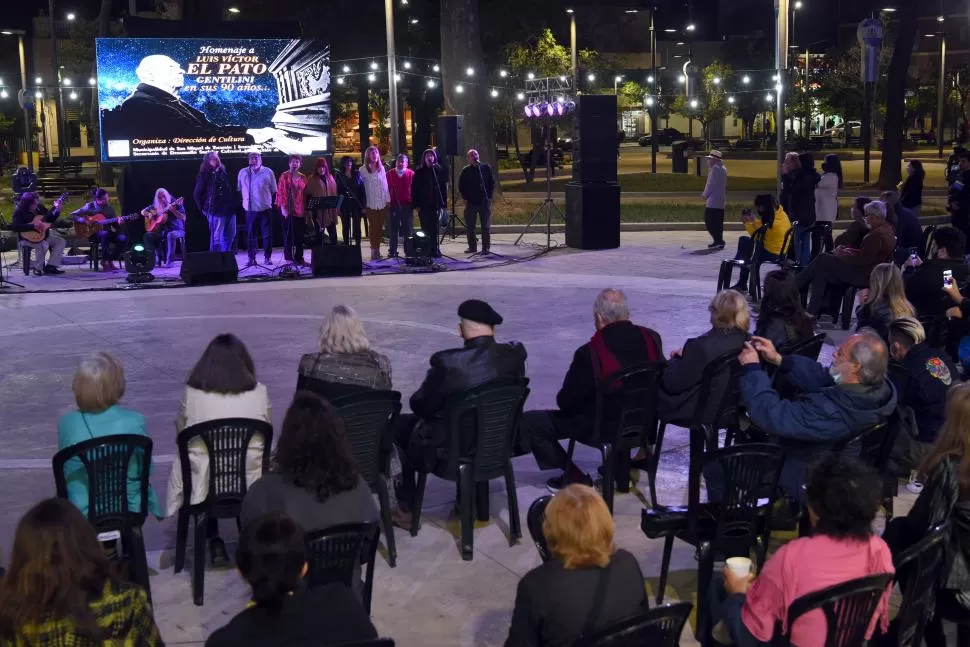 GRUPO MUSICAL. Al finalizar el acto todos los cantantes se unieron frente al público para cantar el cumpleaños feliz al unísono.  