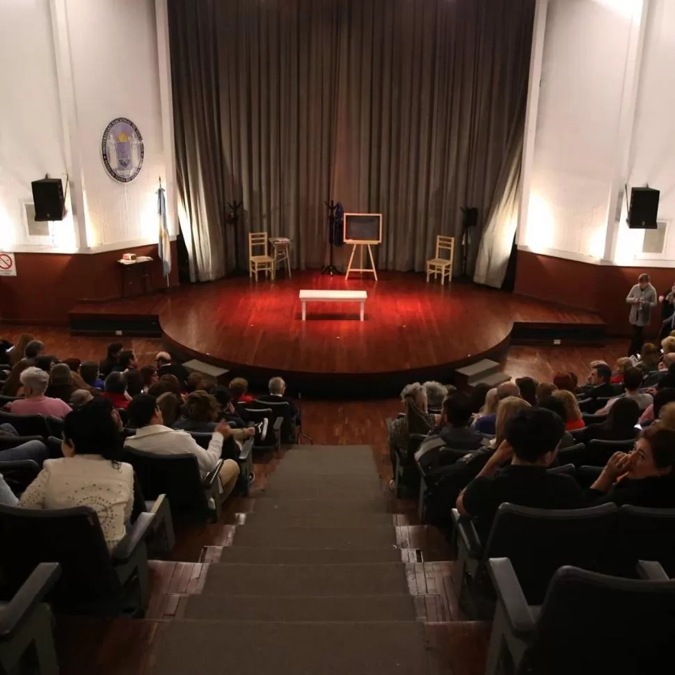 AFLUENCIA. El público regresa al Virla para ver “Maestras eran las de antes”, que baja de cartel este viernes. 