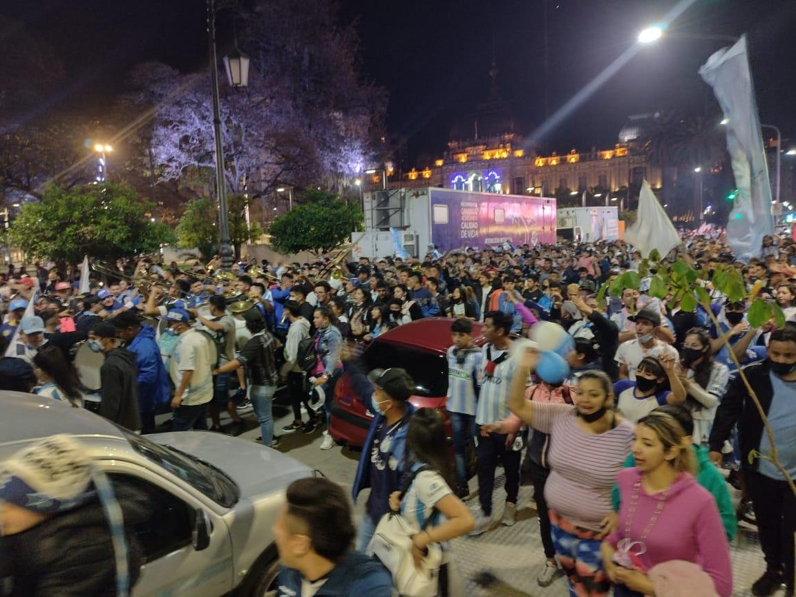Los hinchas de Atlético coparon la plaza Independencia para celebrar su día