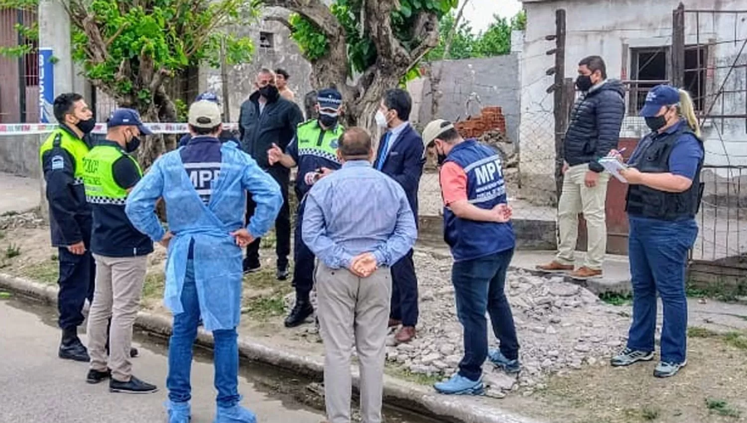 EN LA ESCENA. Peritos y personal de Justicia revisan la zona en la que fue asesinado Aballar, en Villa Mariano Moreno.