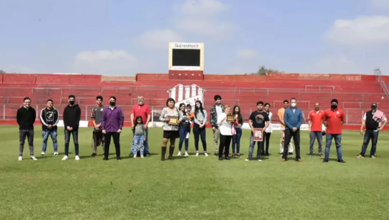 TODO EL EQUIPO. Socios, directivos y familiares de Castro, reunidos en el centro de La Ciudadela. 