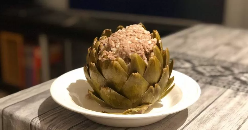 FLOR COMESTIBLE. El alcaucil es pariente del cardo. La parte más sabrosa es la del corazón, donde las hojas son más tiernas. 