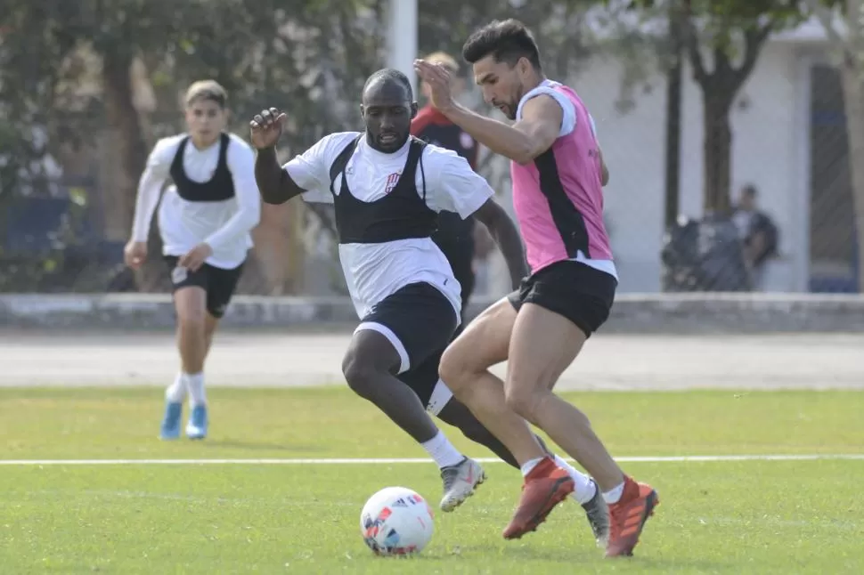 MUCHO FÚTBOL. El plantel trabajó varios aspectos en Termas de Río Hondo y el DT centró las fuerzas en afianzar su idea. 