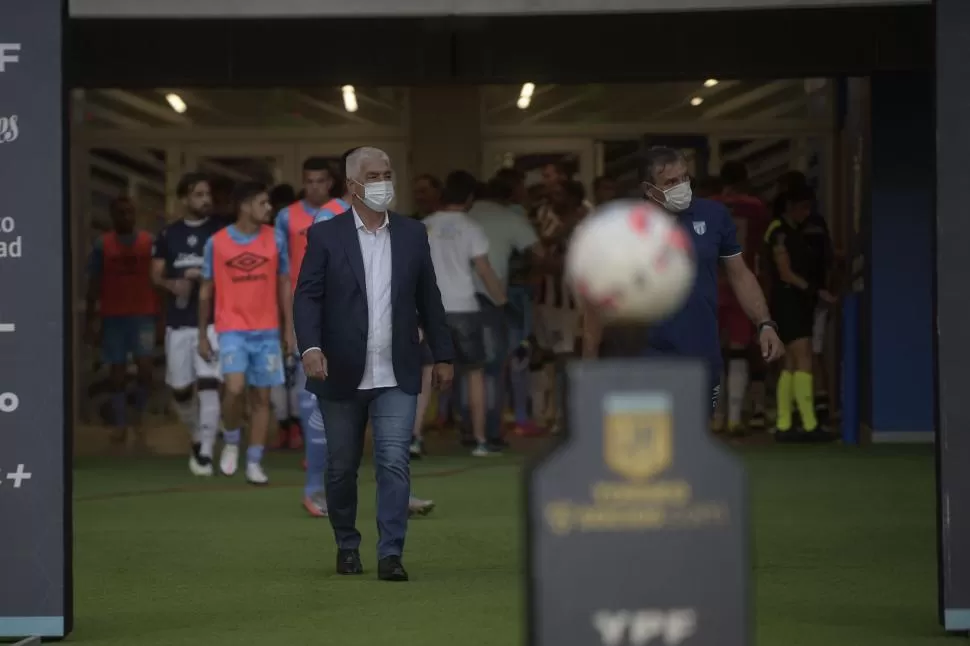 EXPLICACIONES. Omar De Felippe tiene un gran desafío por delante el sábado. 