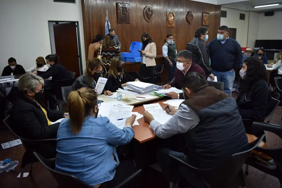 BUEN RITMO. El escrutinio inició la tarde del martes en las dependencias del Juzgado Federal.  