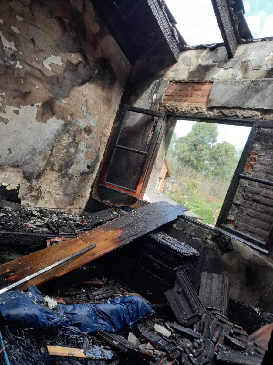 Un incendio destruyó la planta alta de una vivienda del country Jockey Club de Yerba Buena