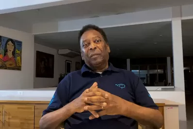 Pelé fue trasladado a terapia intermedia tras un problema respiratorio