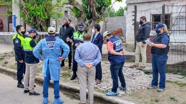 EN EL LUGAR DEL CRIMEN. Agentes del ECIF y de la Policía dialogan para analizar algunos aspectos del crimen del joven de Villa Mariano Moreno. 