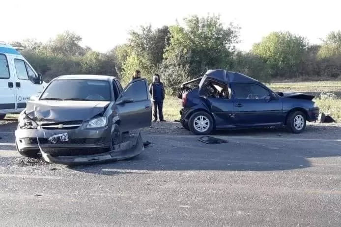 Un ómnibus chocó contra dos autos en el que viajaban docentes