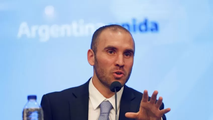 CUESTIONADO. Guzmán, el ministro de Economía, sigue adelante con el programa oficial. 