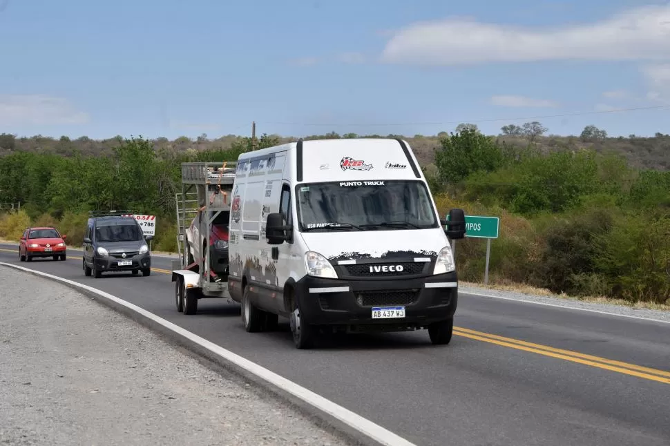 VEHÍCULOS DE TODO TIPO. Autos, motos, camionetas, furgonetas, colectivos, camiones y otros rodados pesados circulan a diario por la Cuesta del 25. LA GACETA / FOTOS DE INÉS QUINTEROS ORIO 