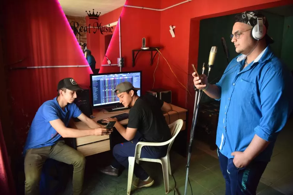 FAMILIA.  Nacho, Rodrigo y Joaquín se diferencian de las demás culturas. “No somos un crew, somos una familia”, aclaran. la gaceta / fotos de inés quinteros orio