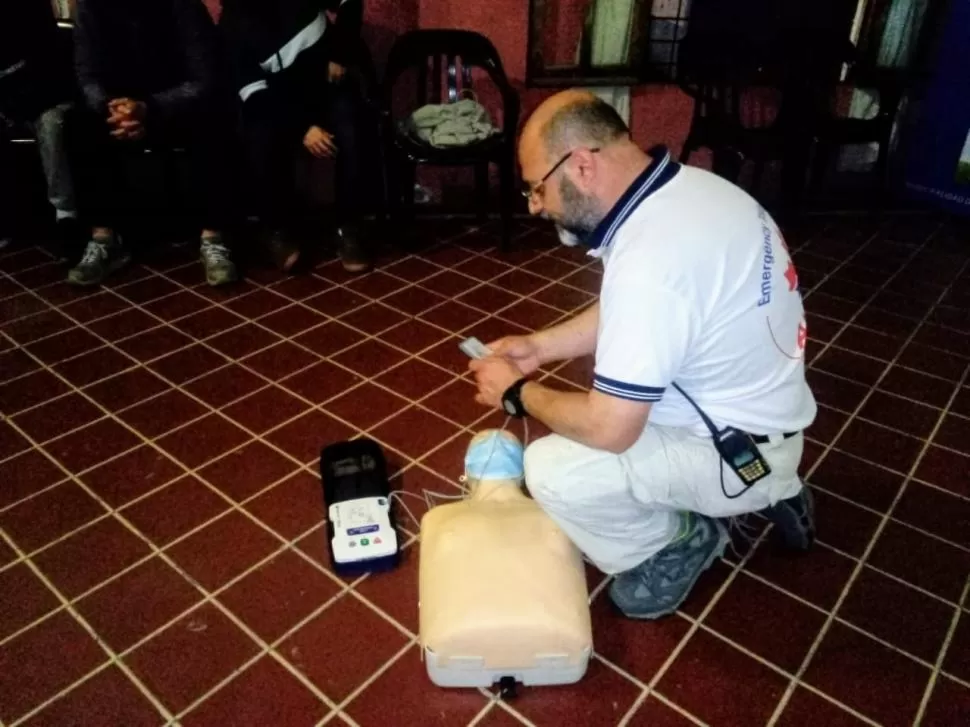 TECNOLOGÍA. El muñeco simulador tiene sensores conectados al DEA que permiten verificar la realización de la maniobra.  