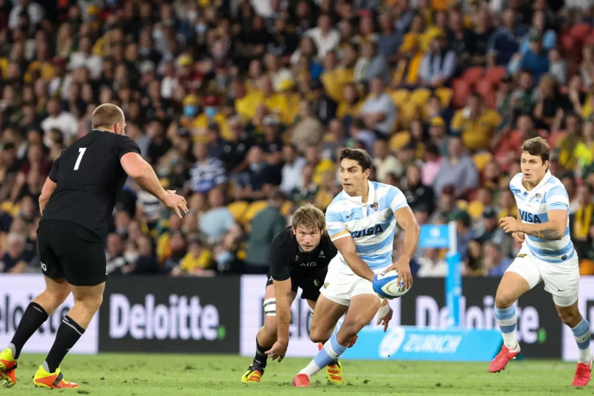 Carreras, que jugó de apertura en Los Pumas, logra romper la defensa de los All Blacks con el apoyo de Bertranou.